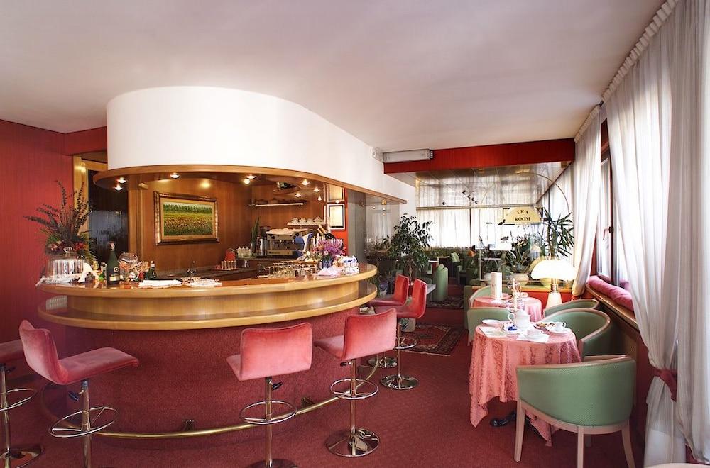 Hotel Miramonti 마돈나 디 캄필리오 외부 사진
