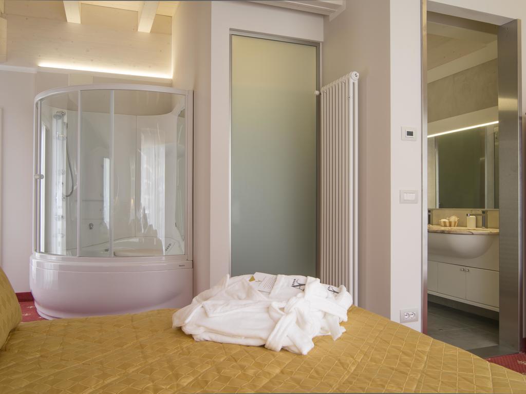Hotel Miramonti 마돈나 디 캄필리오 외부 사진